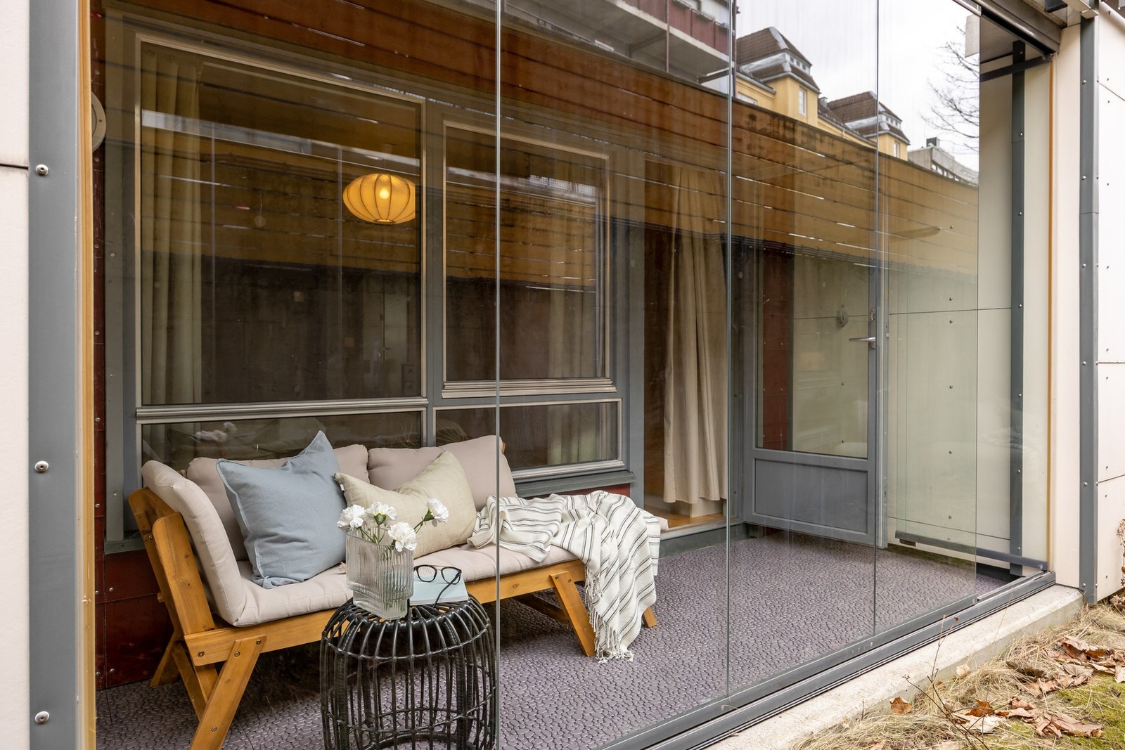 Glassrekken kan enkelt trekkes til side slik at man får sola inn. Galleribilde