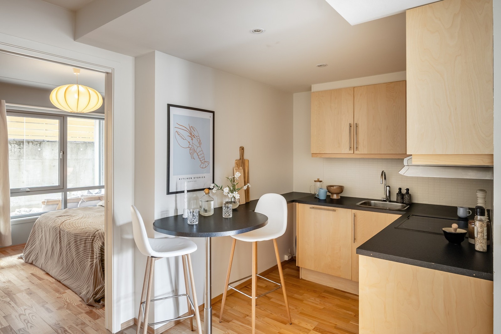 Kjøkken med slette fronter og god benkeplass, med barløsning. Galleribilde