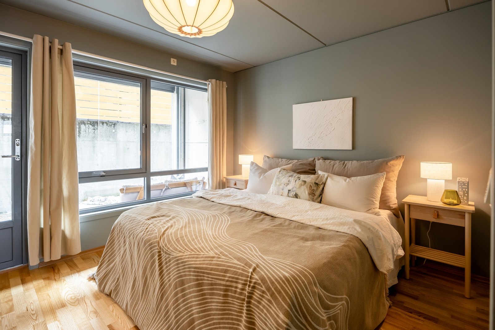 Hovedsoverommet er et romslig og innbydende rom, vendt mot rolige omgivelser. Direkte utgang til innglasset balkong på ca. 6 kvm. Galleribilde