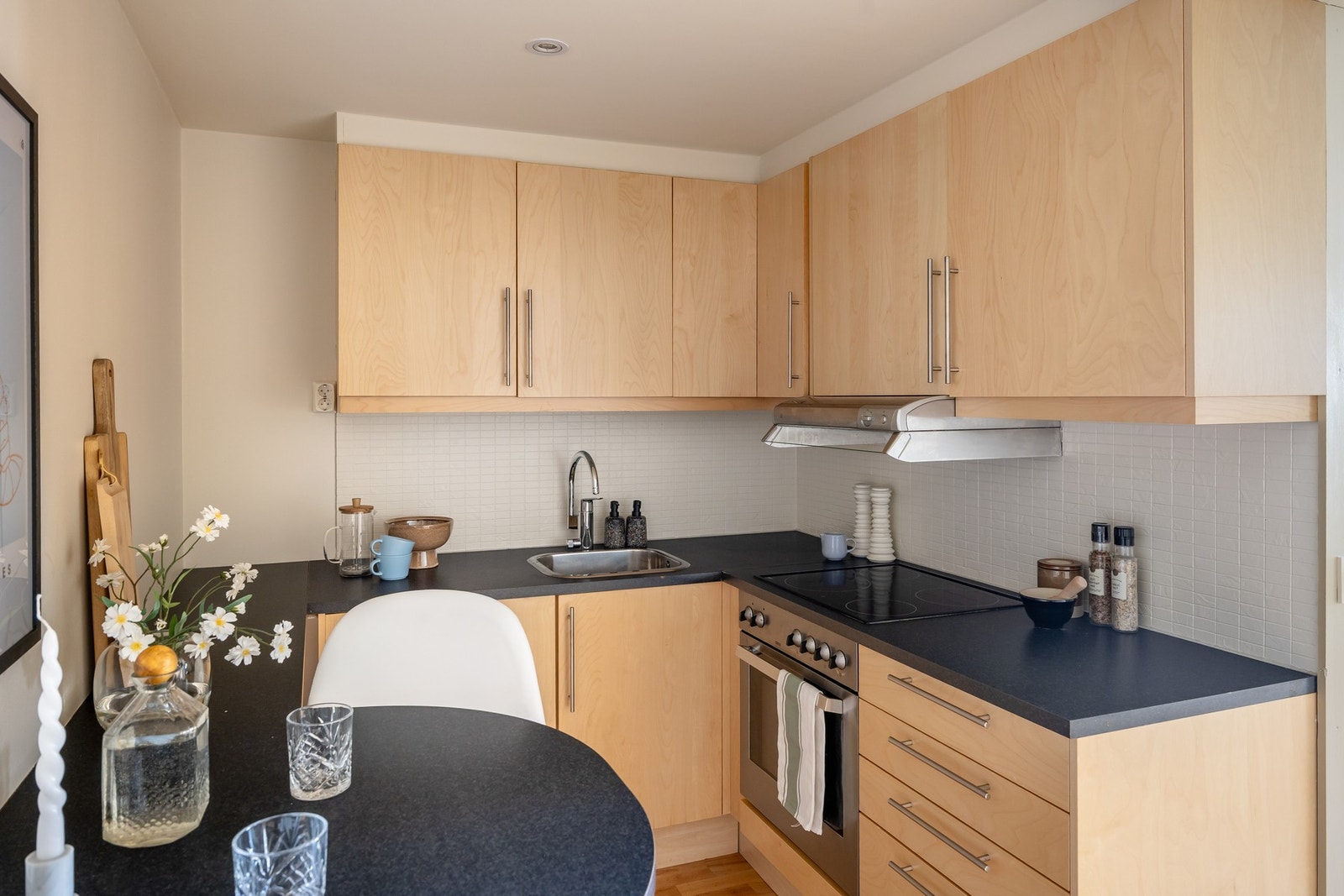 Integrerte hvitevarer som stekeovn, koketopp, oppvaskmaskin og kombinert kjøle- og fryseskap medfølger i handel. Det er for øvrig mekanisk avtrekk. Galleribilde