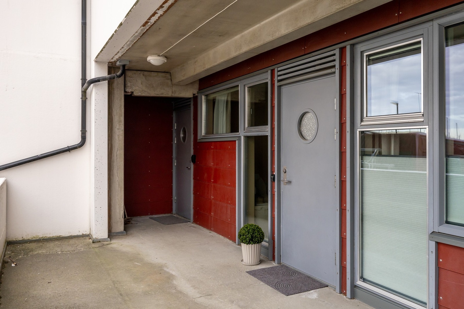 Leiligheten har adkomst fra svalgang. Det finnes for øvrig heis i bygget. Galleribilde