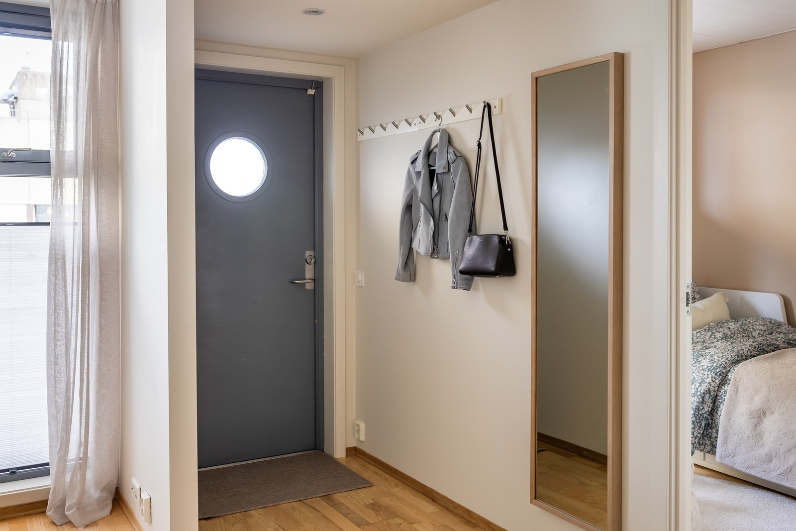 Inngangsparti med plass for å oppbevare klær og sko. Galleribilde