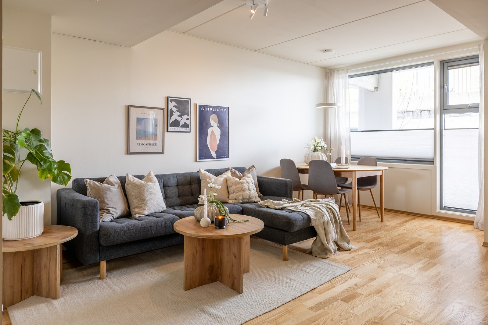 Store vindusflater slipper inn rikelig med naturlig dagslys, som gir en lun og trivelig atmosfære. Galleribilde