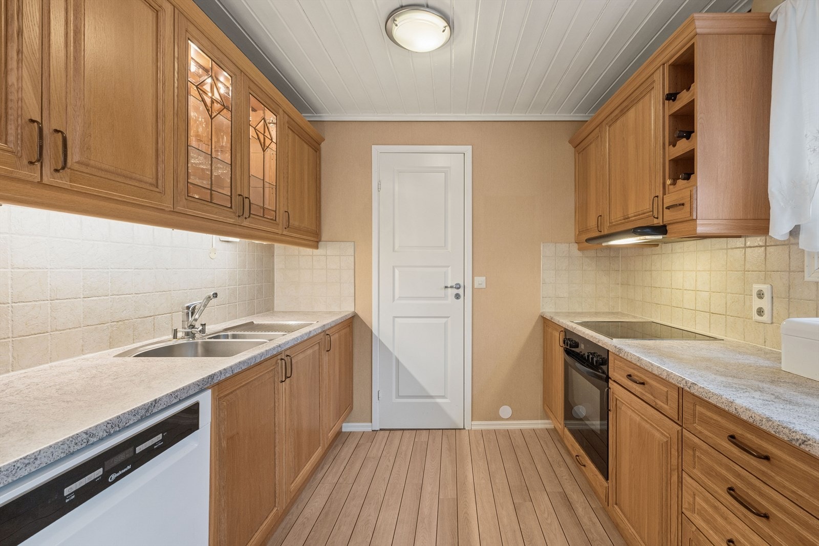 Adkomst fra kjøkkenet til eget vaskerom Galleribilde