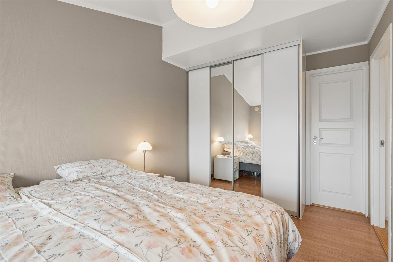 Hovedsoverom med garderobeskap, samt adkomst til bod Galleribilde