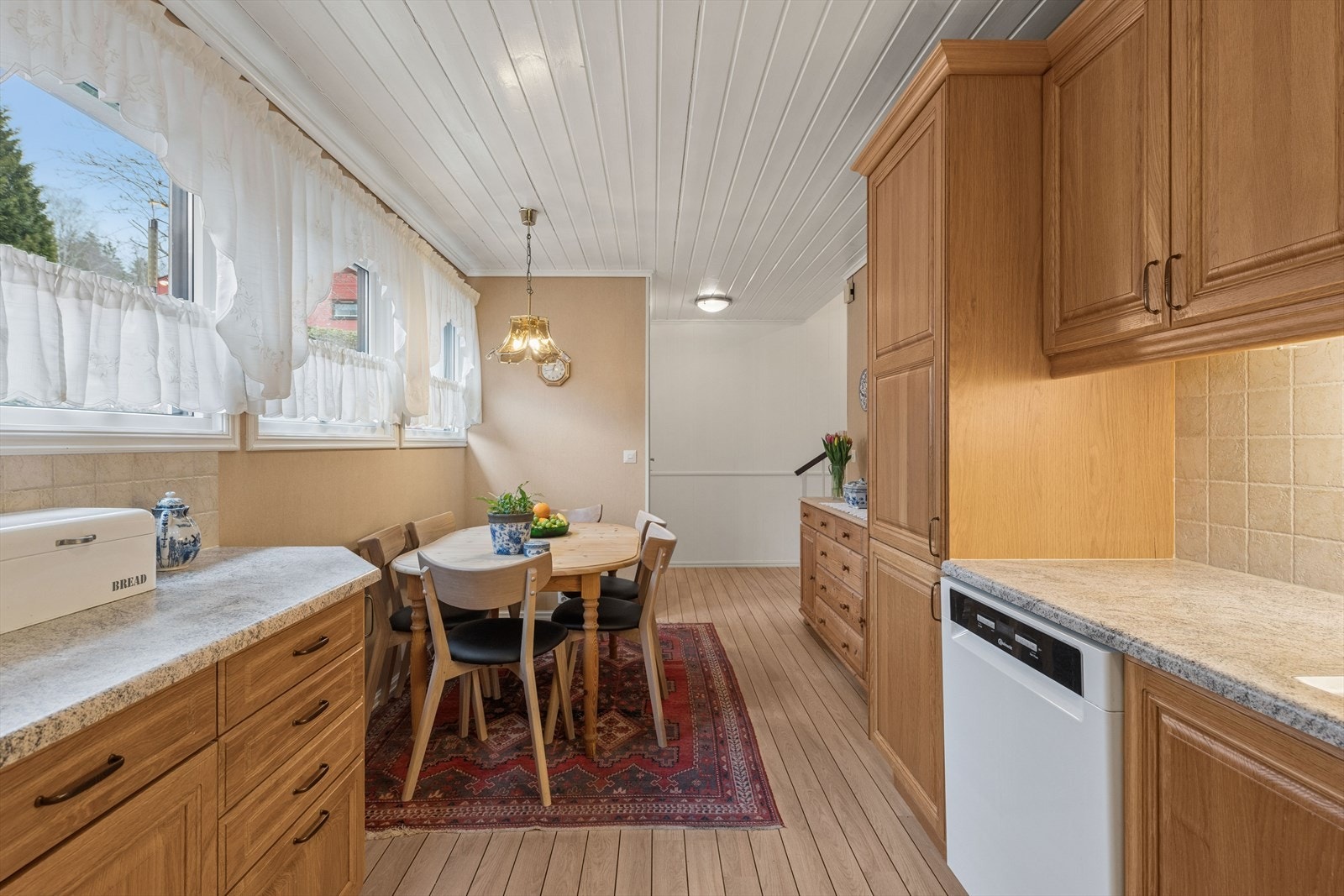 Kjøkken med integrerte hvitevarer; kjøl/frys, platetopp og stekeovn Galleribilde