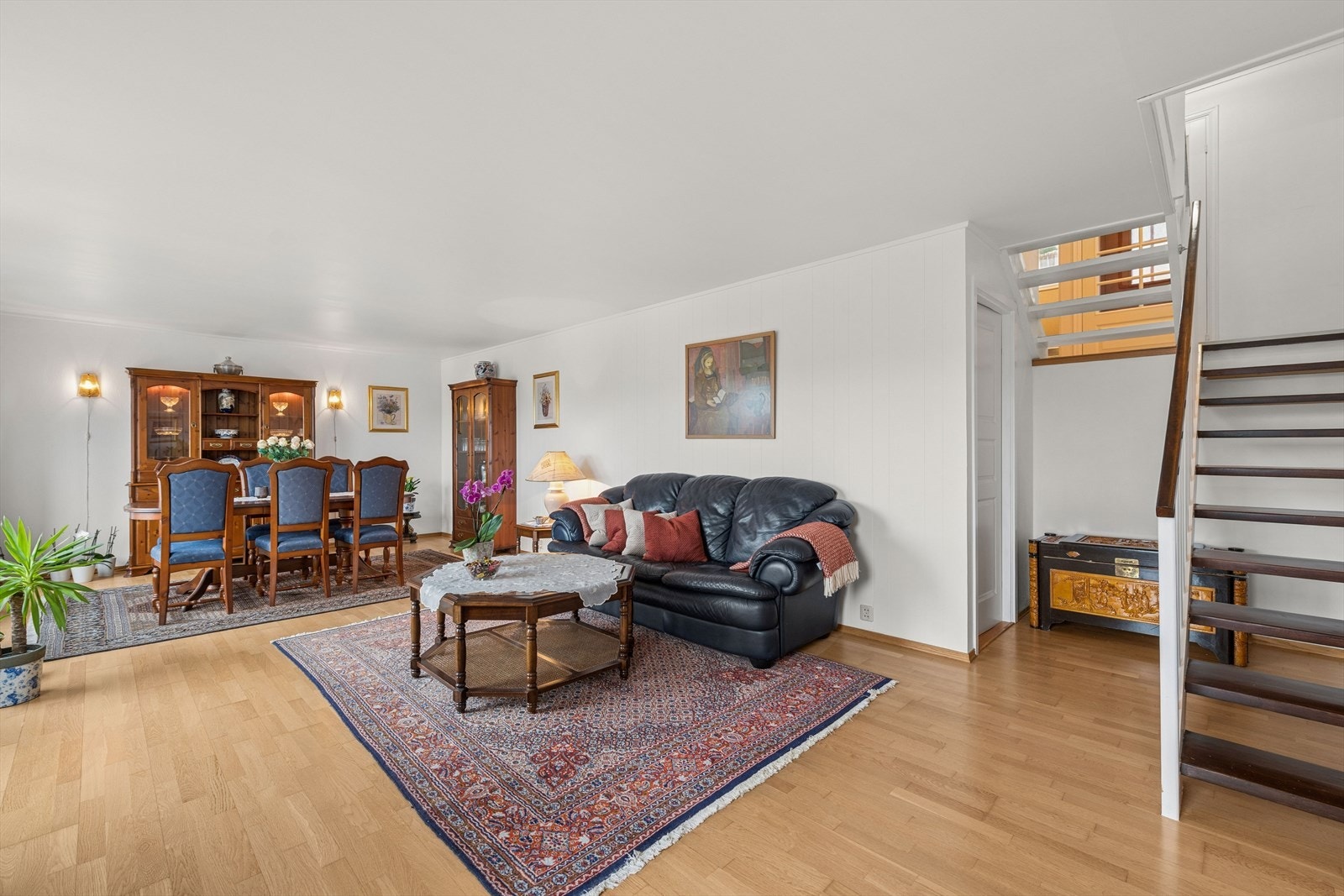 Stue i u. etasje med praktisk bodplass i bakkant Galleribilde