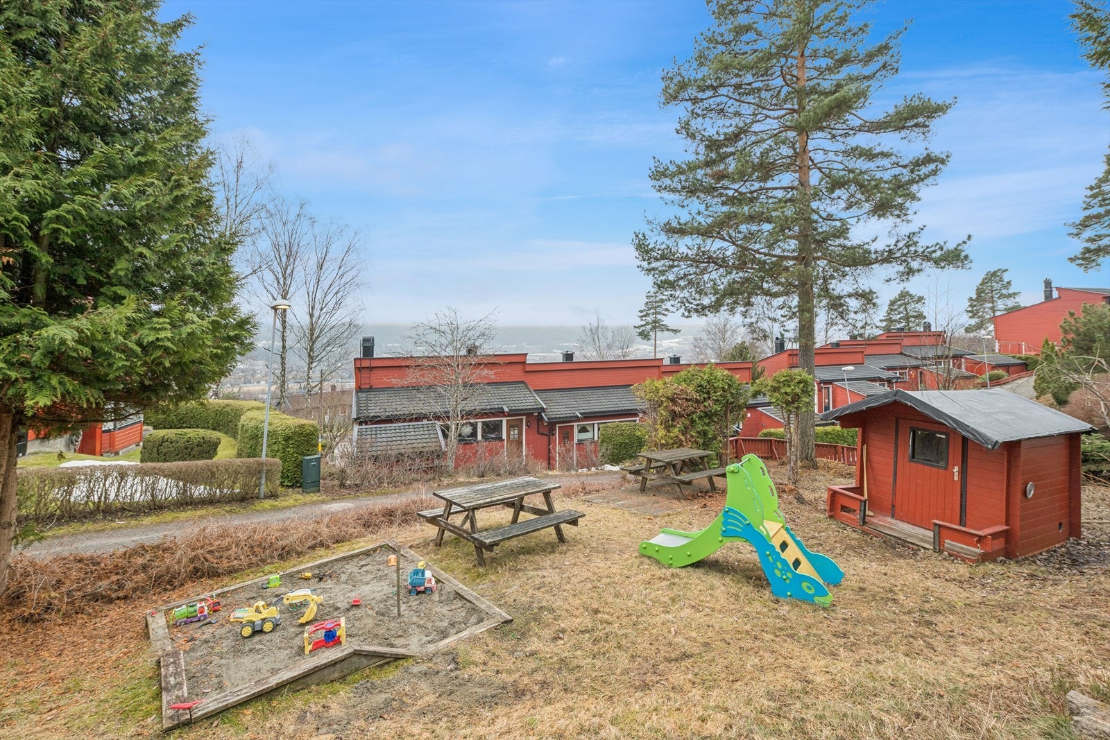 Området er meget rolig og barnevennlig, med flere lekeplasser og et aktivt nærmiljø preget av barnefamilier Galleribilde