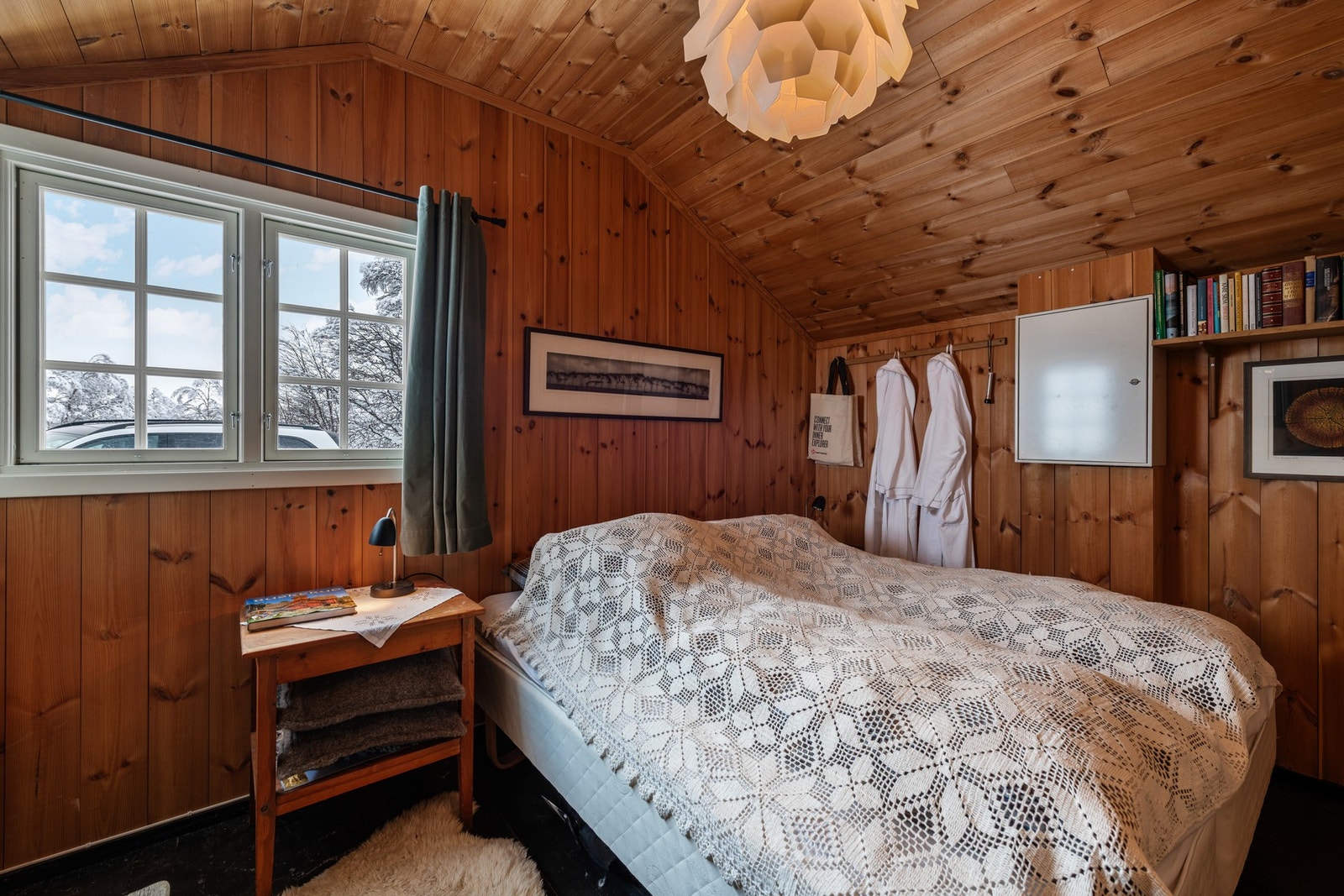 Romslig soverom med vinduer fra 2013. Galleribilde