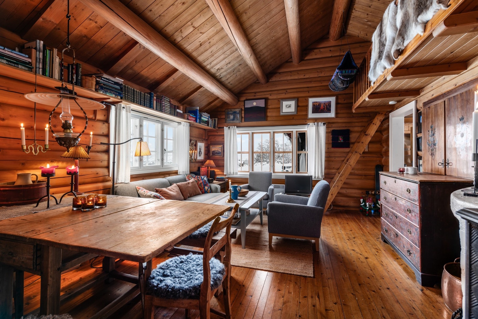 Stuen har røstet himling og synlige åser som gir en god romfølelse. Galleribilde