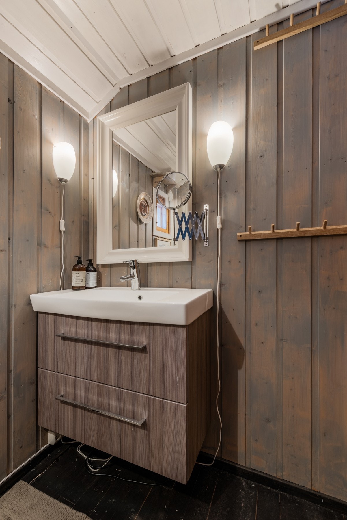 Hytta er tilknyttet felles borevann og avløpsanlegg med flere hytter i området. Galleribilde