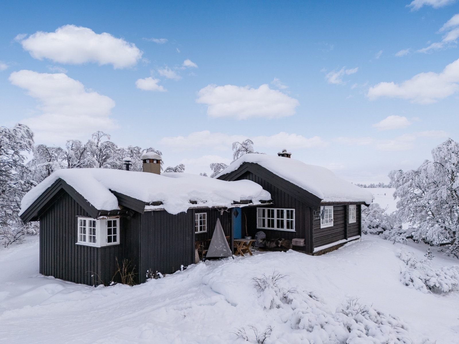 Tradisjonell tømmerhytte oppført i 1964 og tilbygget i 1993. Det ble lagt nytt tak på tømmerdelen i 2025. Galleribilde