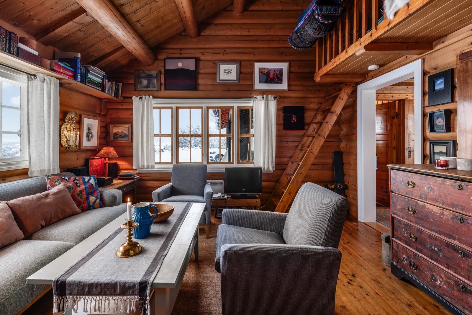 Fra stuen er det trapp opp til enda en hems. Galleribilde