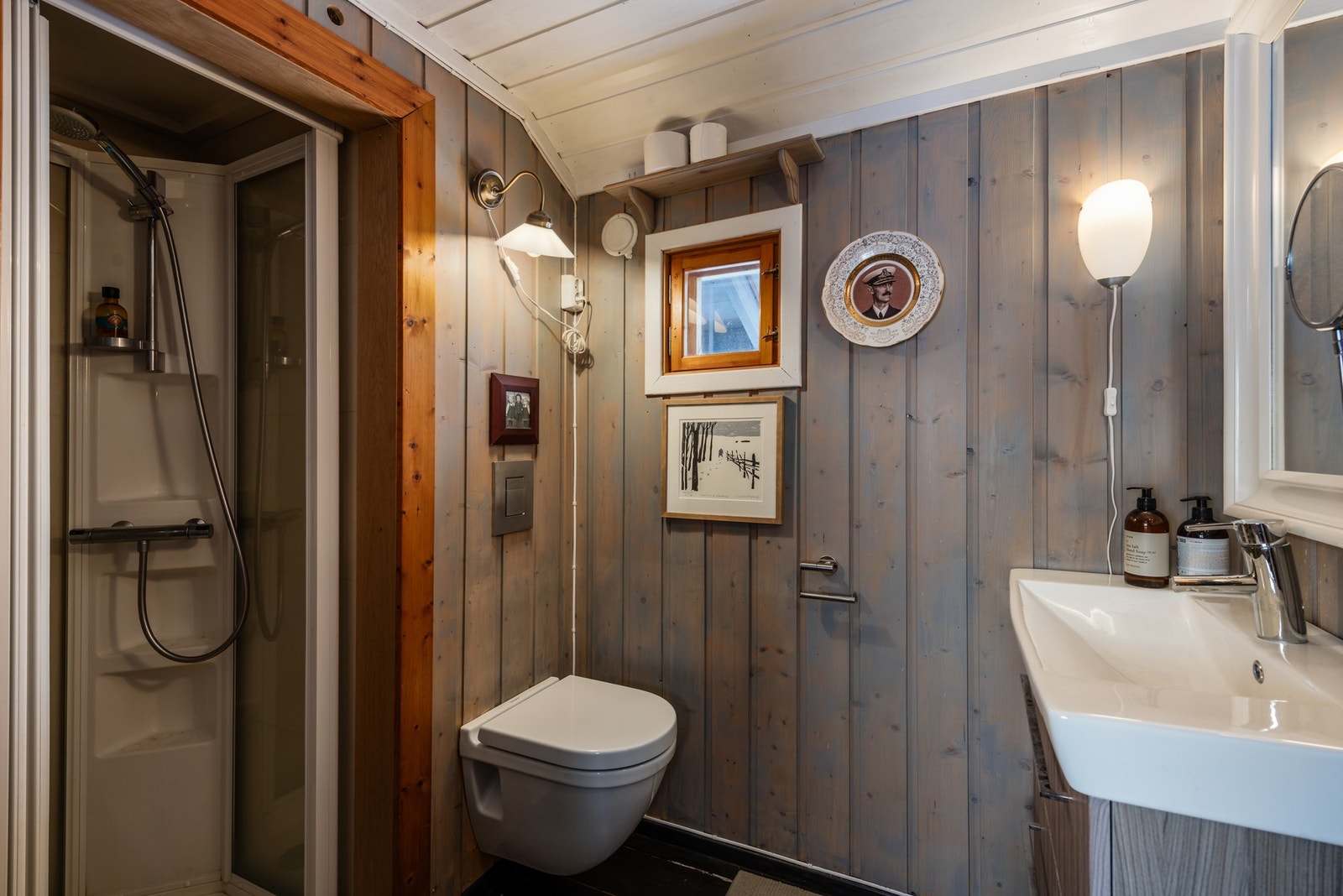 Bad fra 2012/13 innredet med servantinnredning, dusjkabinett og vegghengt toalett. Galleribilde