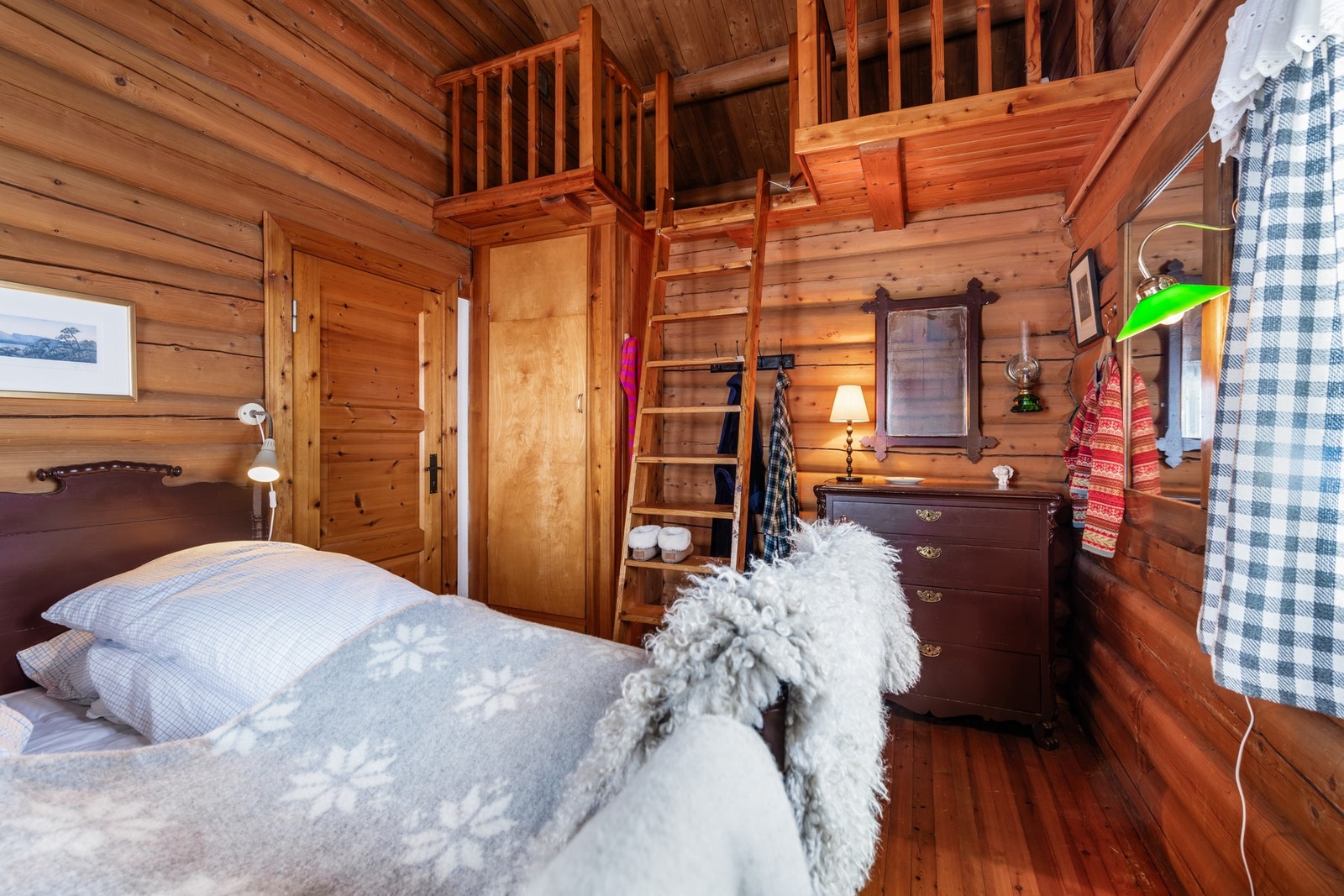 Soverommet har hems for ekstra soveplasser eller oppbevaring. Galleribilde