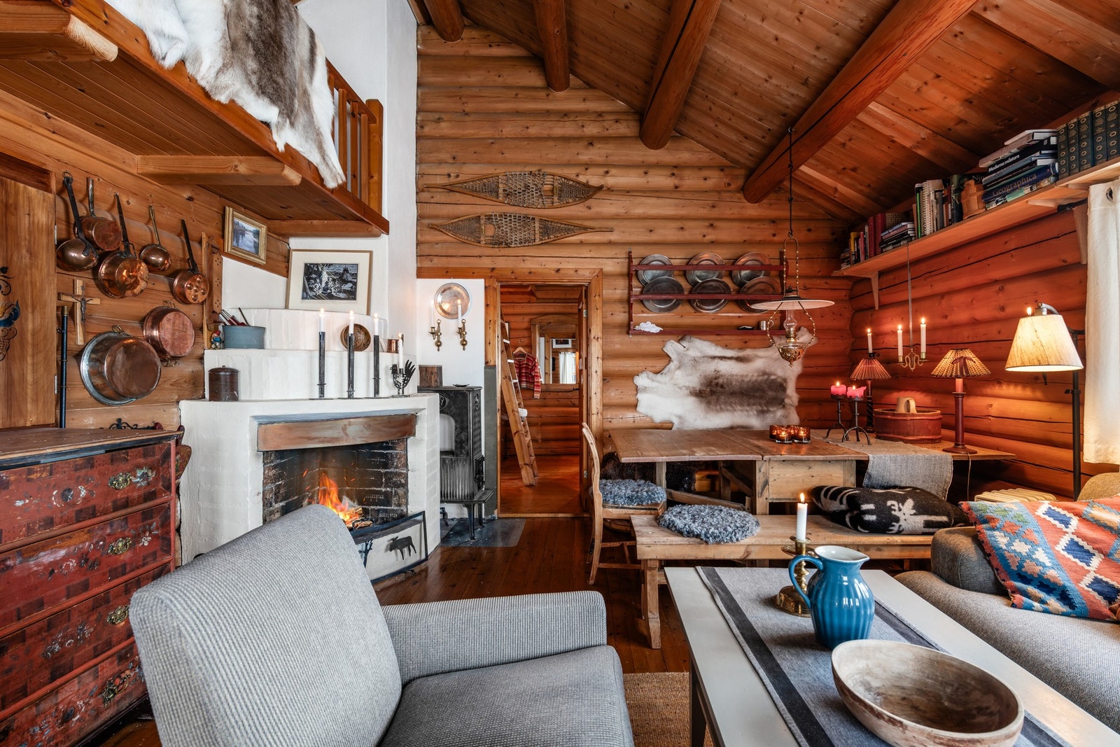 Stuen har peis med åpen grue samt vedovn. Galleribilde