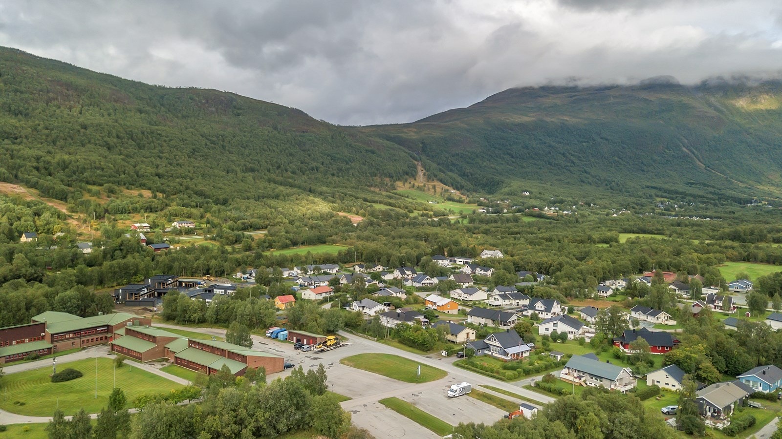 Nordkjosbotn videregående skole til venstre i bildet (bilde fra 2023) Galleribilde