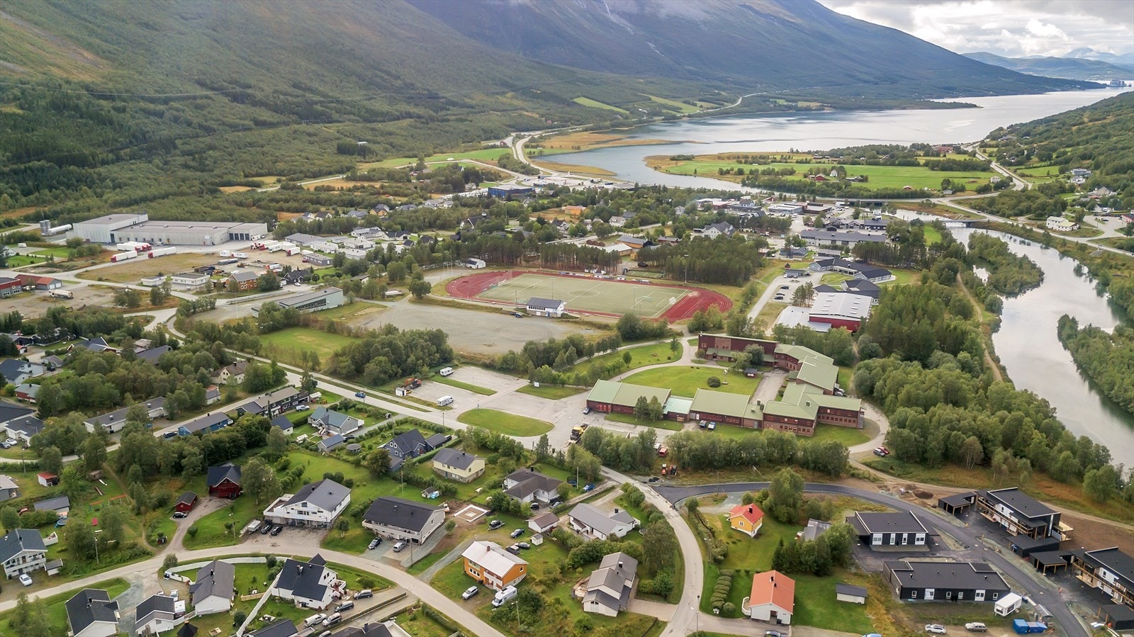 Kort vei til skoler, idrettsplass og sentrum (bilde fra 2023) Galleribilde