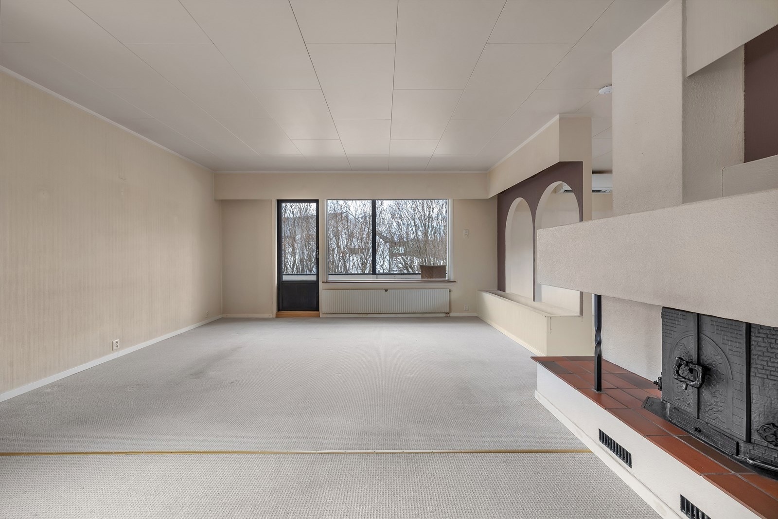 Opp trappen tilstuen møtes man av en romslig stue Galleribilde