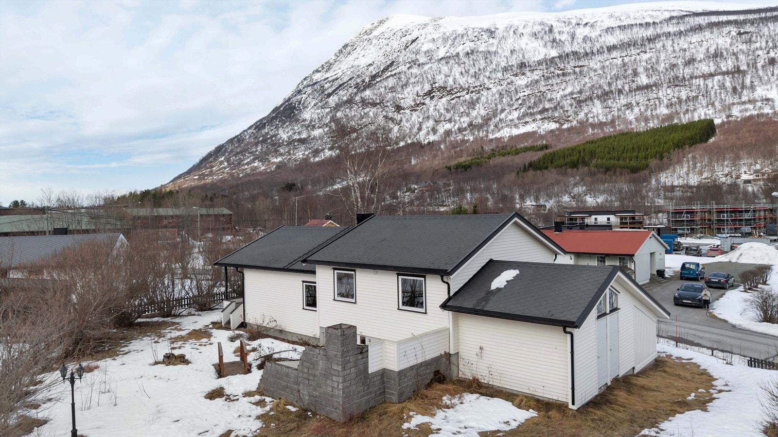 Stor sørvendt hage med markterrasse Galleribilde