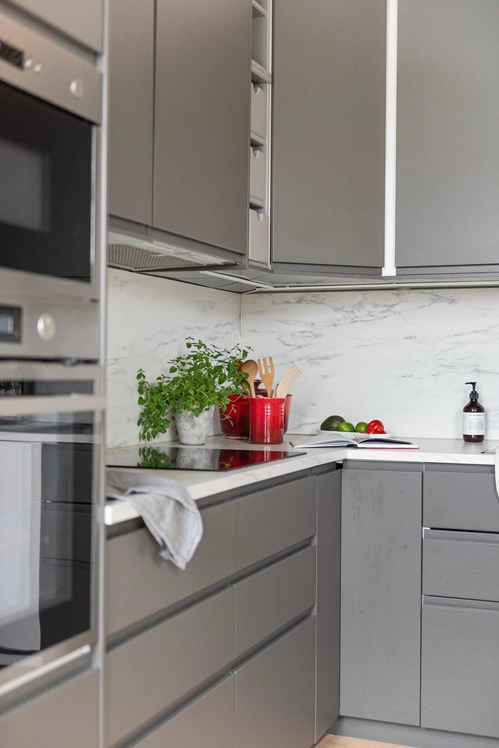 Integrerte hvitevarer og mye skap og benkeplass Galleribilde