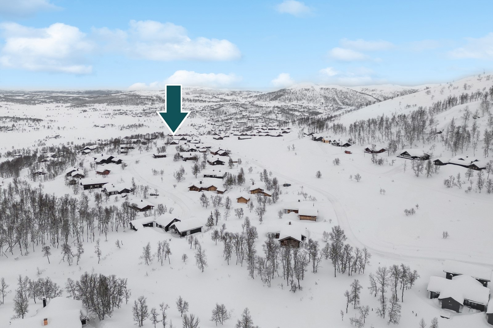 Velkommen til Silkedalsporten 52, En svært flott og unik laftehytte som går over tre plan med hele 11 sengeplasser i 2 soverom, 2 hemsrom og anneks. Hytta går over tre plan med BRA-I på 178 m². Galleribilde