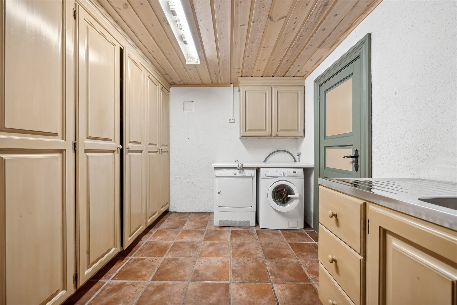 Hytta har et praktisk og romslig vaskerom og grovkjøkken som er utstyrt med røropplegg for vaskemaskin og tilbyr rikelig med oppbevaringsplass. Galleribilde