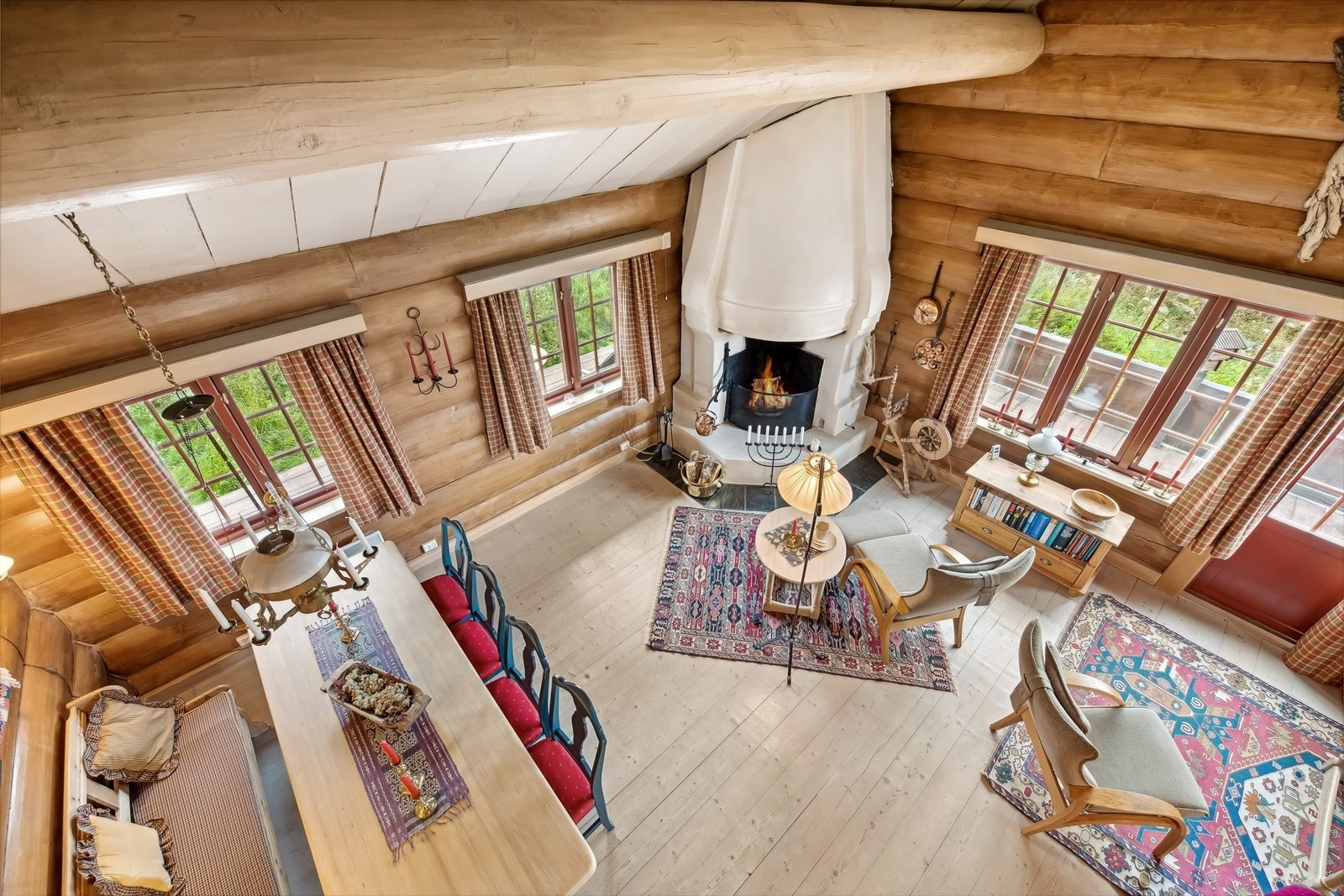 Hytta har gjennomgående høy standard med en funksjonell planløsning, og den store uteplassen tilbyr solrike stunder med spektakulær utsikt. Galleribilde