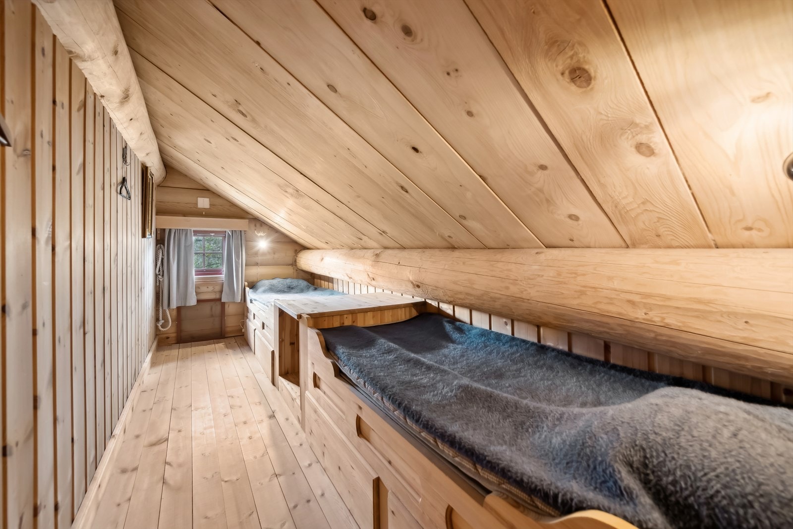 Soverom 2 på loft. Det er viktig å merke seg at soverommene i andre etasje ikke oppfyller kravene for godkjenning som offisielle soverom, da takhøyden er under 190 cm. Galleribilde