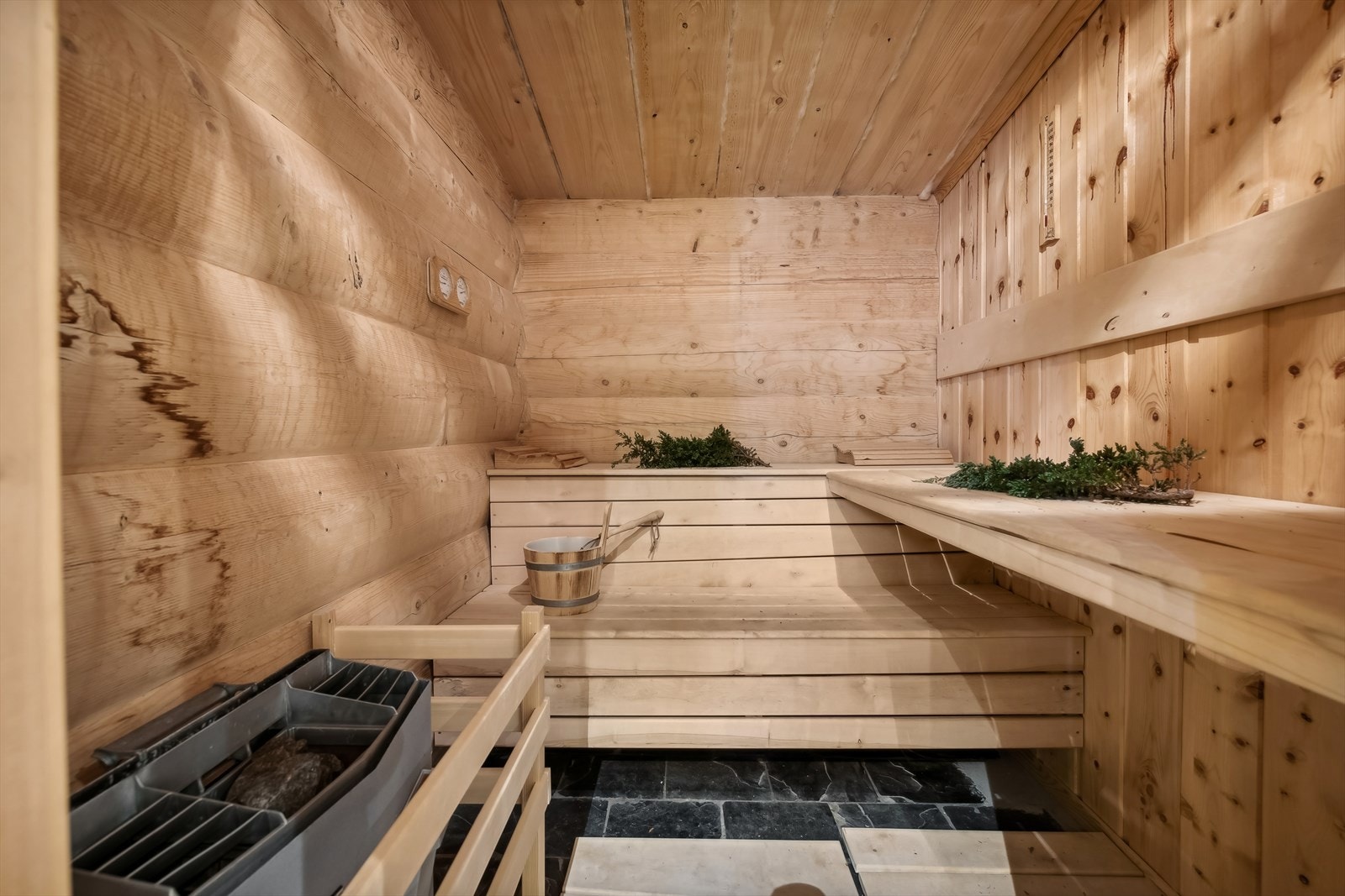 Badstue på innside av bad i hovedetasje. Galleribilde