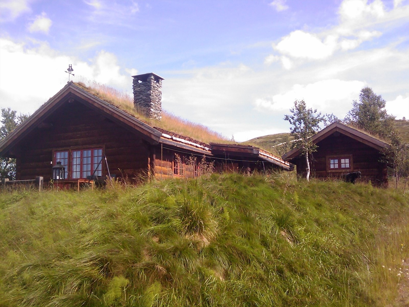 Velkommen til visning av en flott norsk tømmerhytter med areal over tre plan. Her nytes en vidunderlig utsikt og hytta ligger rett ut i Silkedalsløypa. ( Privat foto). Galleribilde