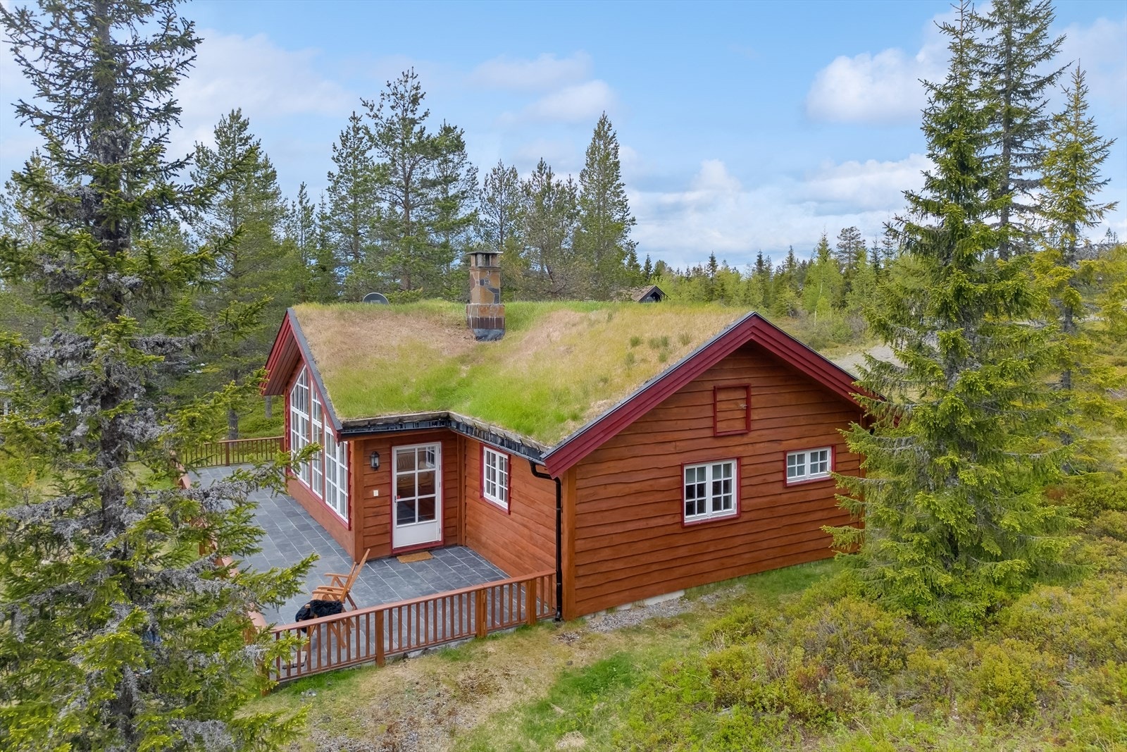 Fliser på terrasse er et praktisk og vedlikeholdsvennlig valg. Galleribilde