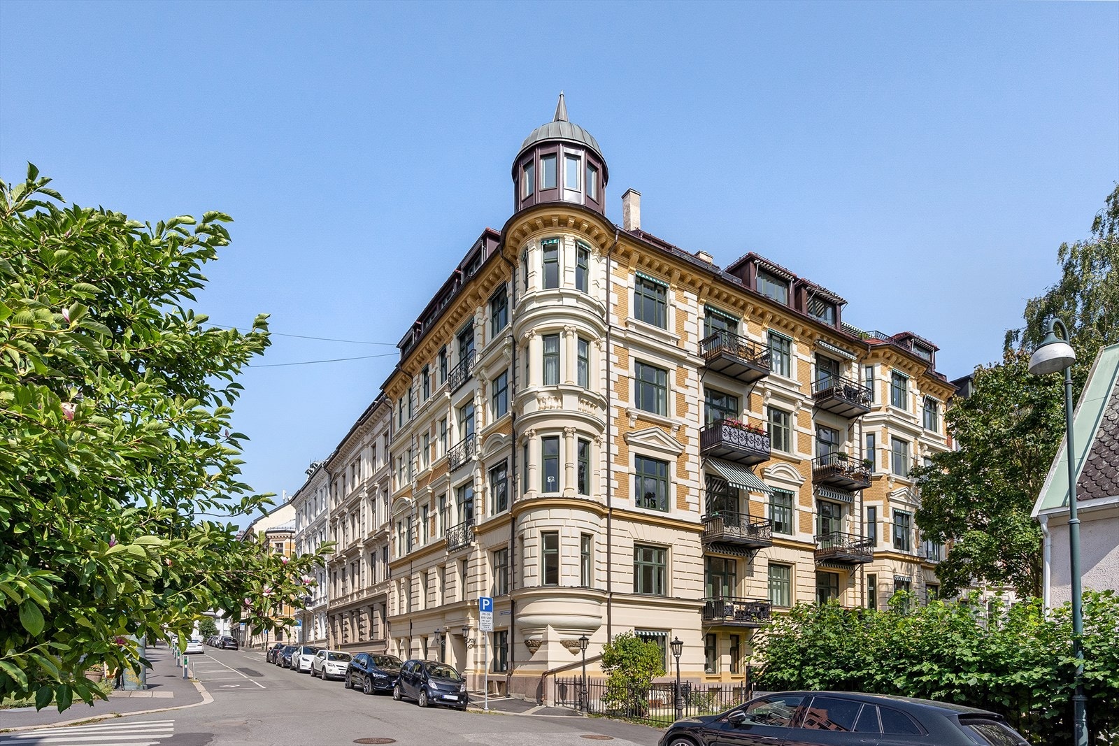 Fasade, klassisk Frognergård. Det er lite gjennomgangstrafikk. Leiligheten har inngang fra Bjørn Farmanns gate. Her bor du i en ærverdig bygård fra 1895. Galleribilde