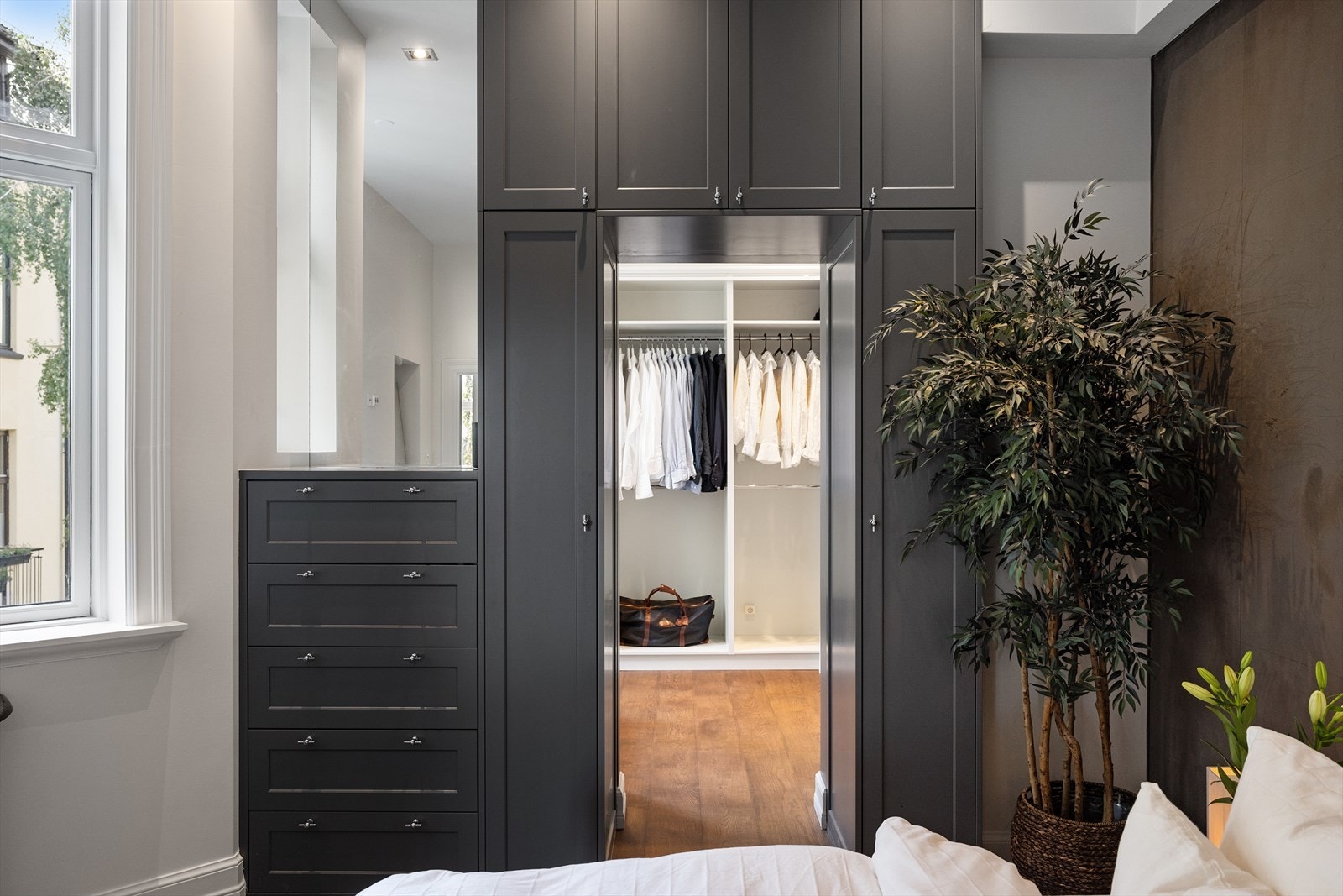 Her får du eget bad, plassbygde garderobeskap og et romslig omkledningsrom. Plassbygde skap fra Elen Møbelstudio. Galleribilde