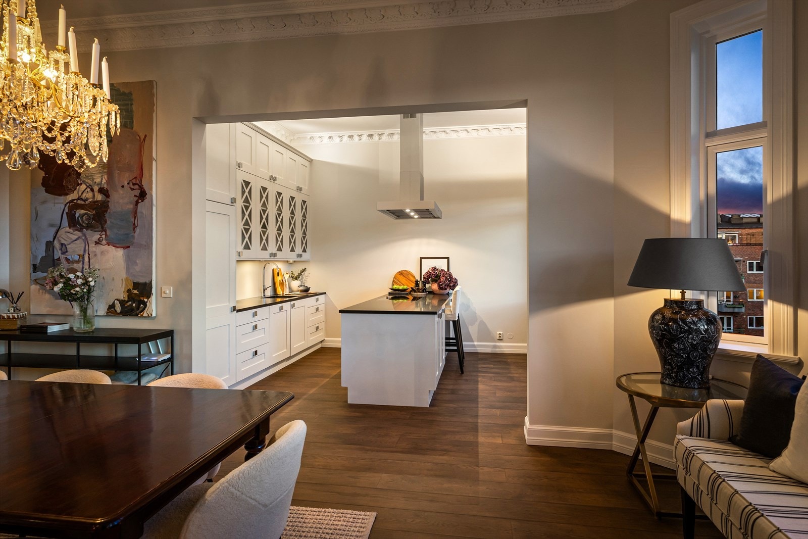 Klassisk kjøkkeninnredning med integrerte hvitevarer fra blant annet Gaggenau. Galleribilde