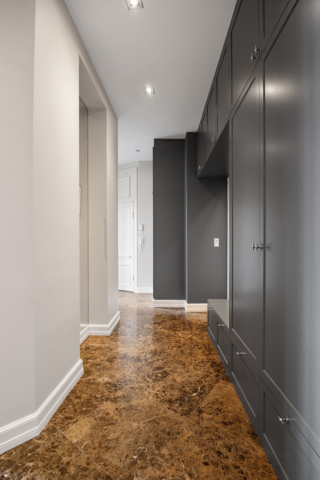 Innbydende og flott entré med marmorfliser som virkelig gir et godt førsteinntrykk av boligen. Galleribilde