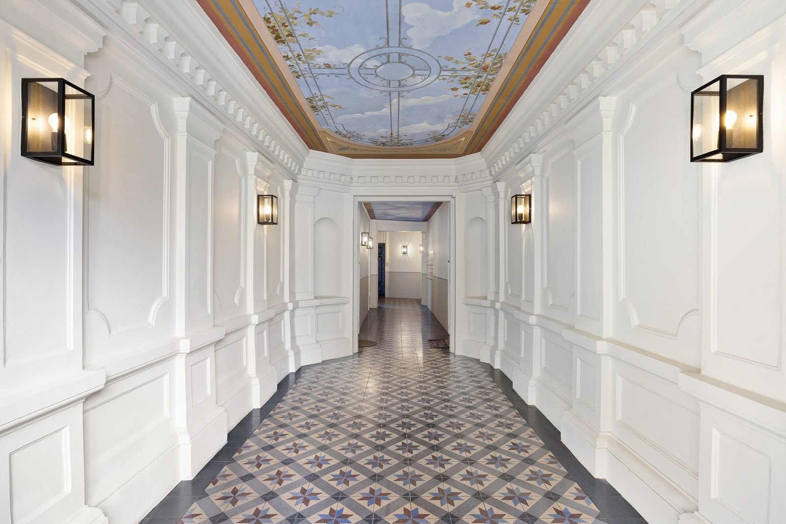 En helt fantastisk velkomst med nydelige brystinger og stukkatur. Galleribilde