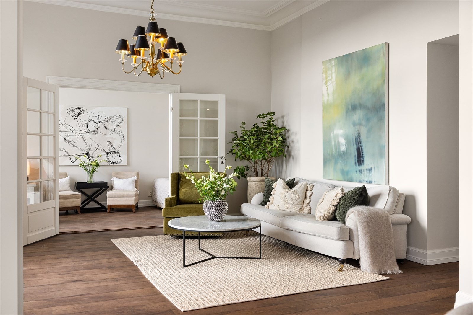 Et fantastisk oppholdsrom med generøs takhøyde og klassiske detaljer. Galleribilde