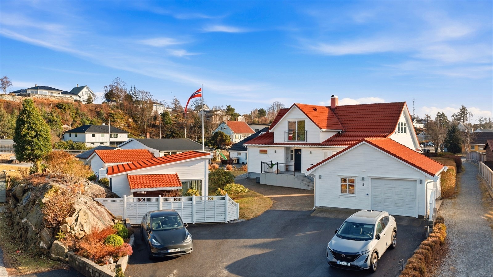 Sjeldent flott eiendom med bolighus, frittstående garasje, vinterhage, ekstern bod og drivhus. Galleribilde