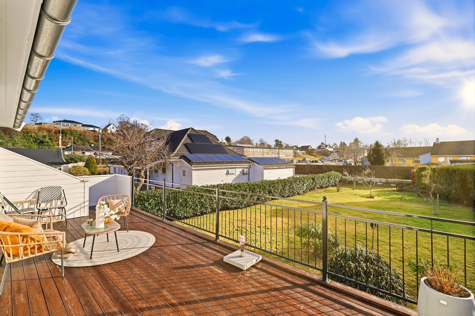 En stor terrasse hvor man kan nyte fine sommerdager. Galleribilde