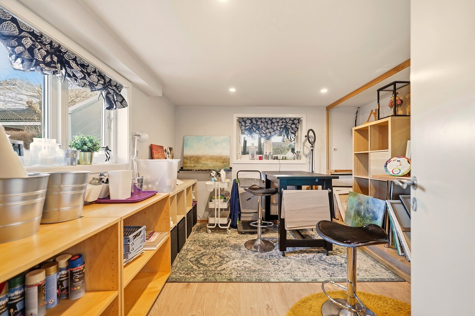 Etasjen har to rom som er innredet som hobbyrom. Liker du å male? Galleribilde