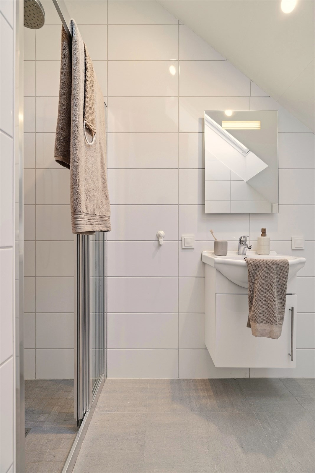 Baderommet i loftsetasjen er helfliset med varme i gulv. Galleribilde