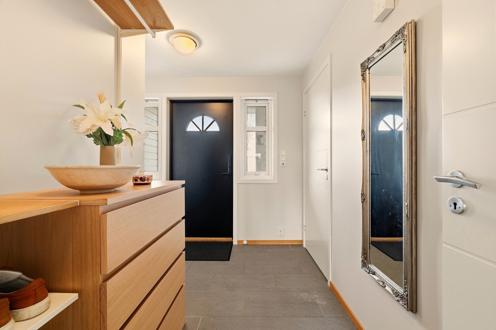 Entréen/gangen er lys og romslig og måler ca. 6,6kvm. Her er god plass til å henge fra seg og oppbevare yttertøy. Galleribilde