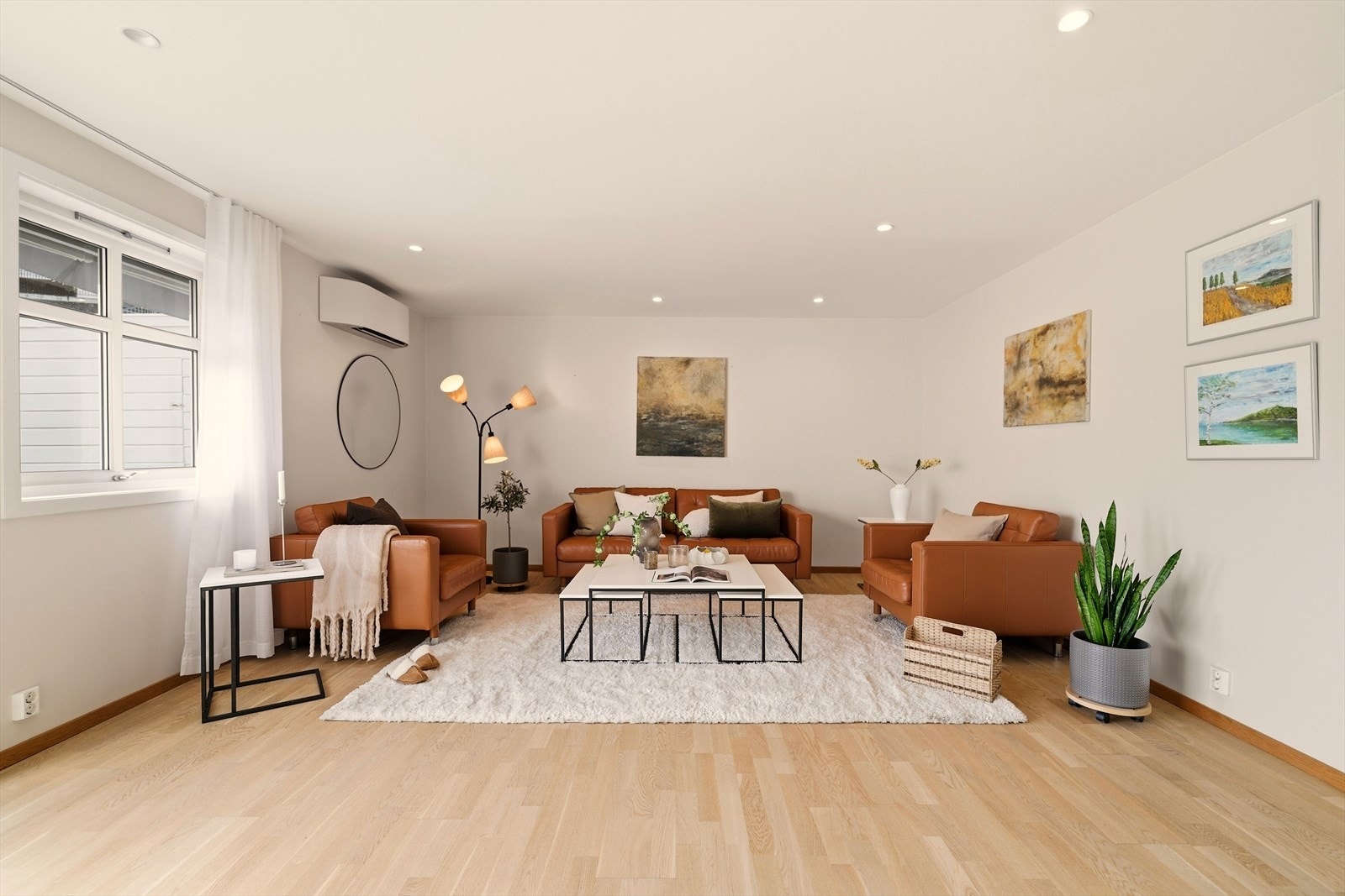 Rommet har en naturlig soneinndeling for sittegruppe og spisestue. Galleribilde