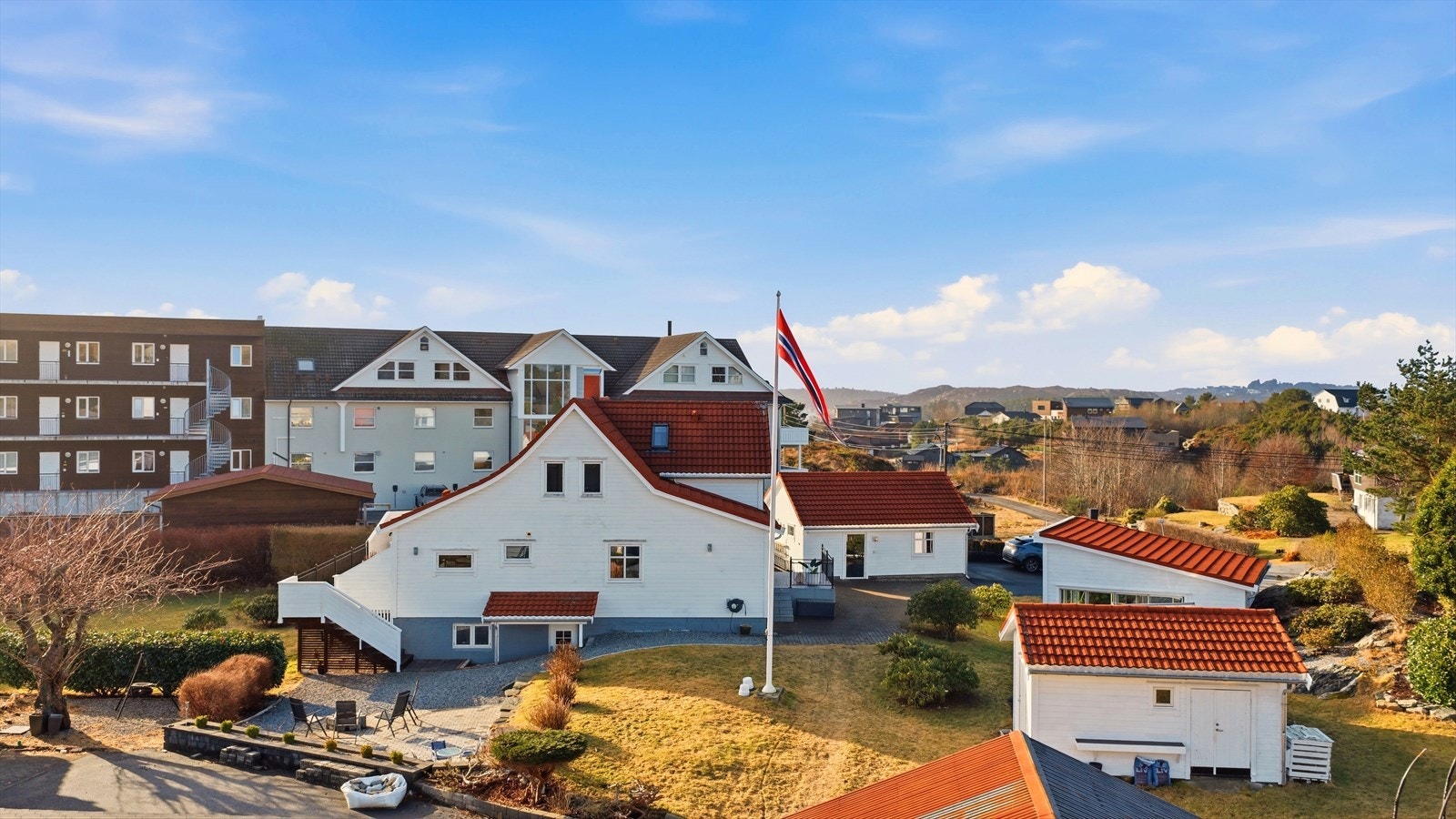 Storebøportalen ligger også innen kort gangavstand fra eiendommen. Her er bl.a. apotek, blomsterforhandler, frisør, bank, tannlege, Coop Extra og helsesenter. Galleribilde