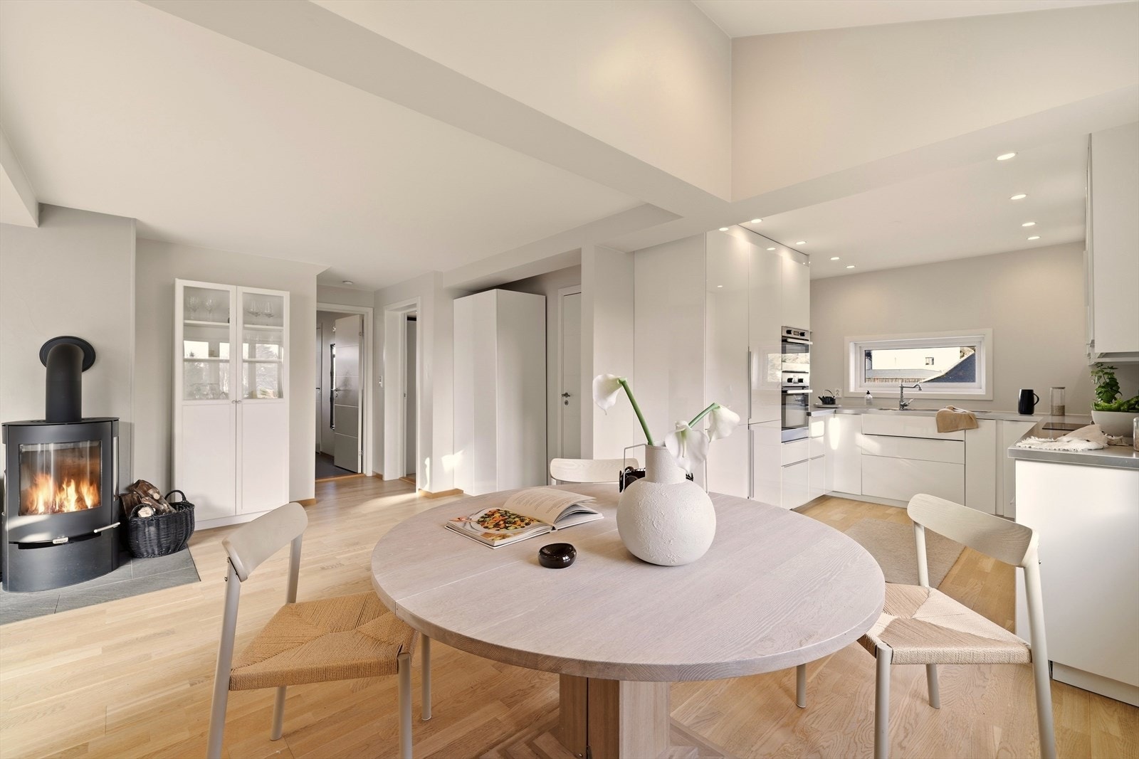 Fra stuen er det åpen løsning mot kjøkkenet. Galleribilde