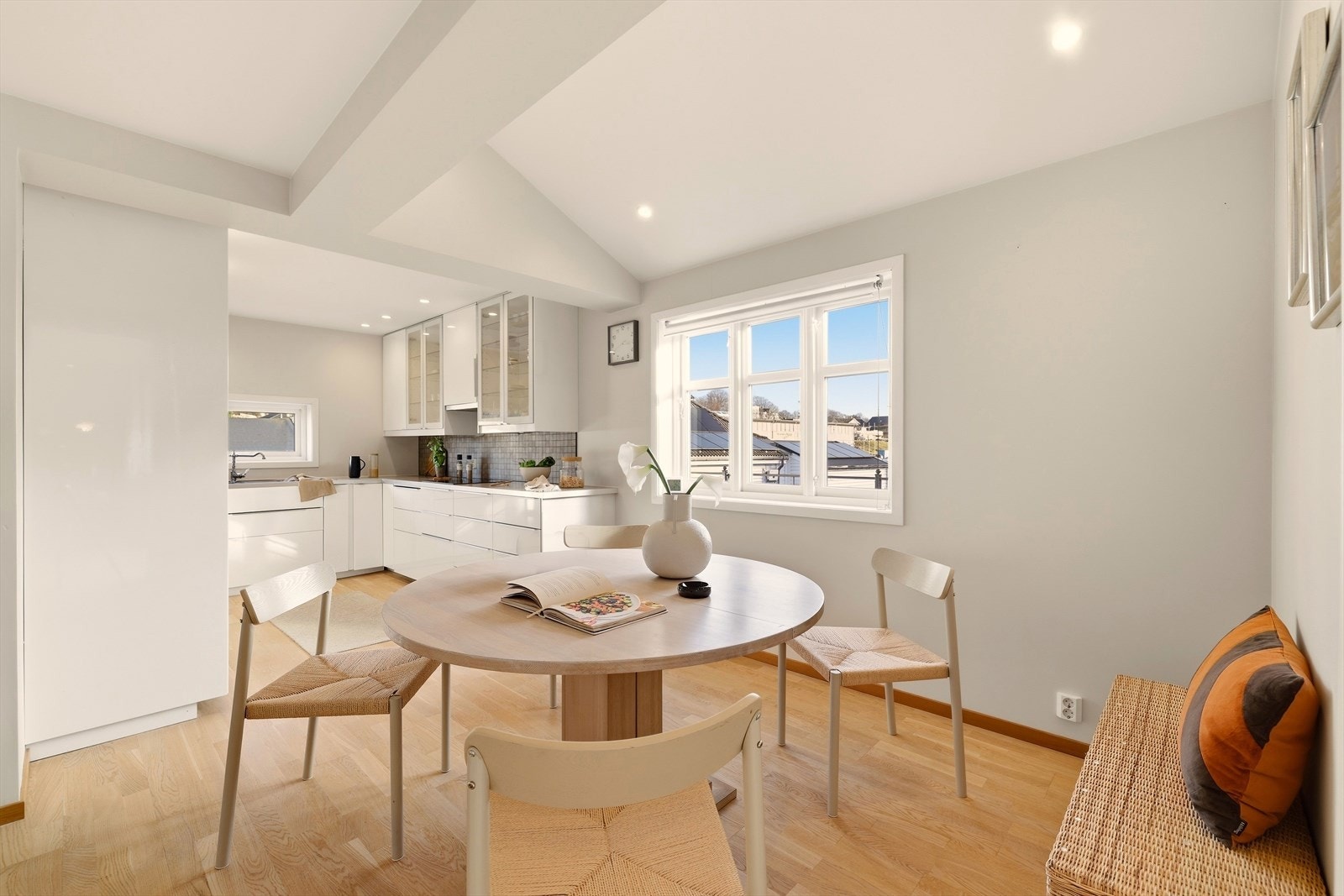 Kjøkkenet var nytt i 2015 og fremstår moderne og delikat, med glatte hvite fronter, benkeplate i laminat og nedfelt stålvask. Galleribilde