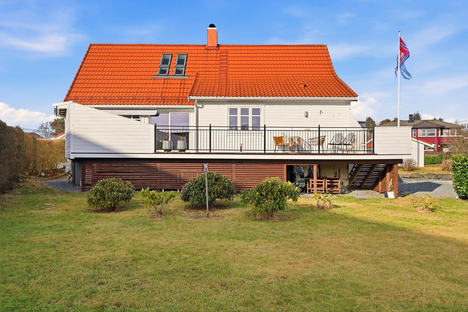 "Sentrumsbygg" ligger en kort spasertur unna. På Sentrumsbygg finner du Rema 1000, Livsstilssenteret, Husfliden, smykke- og interiørforhandler "Gullfisken" mm. Galleribilde