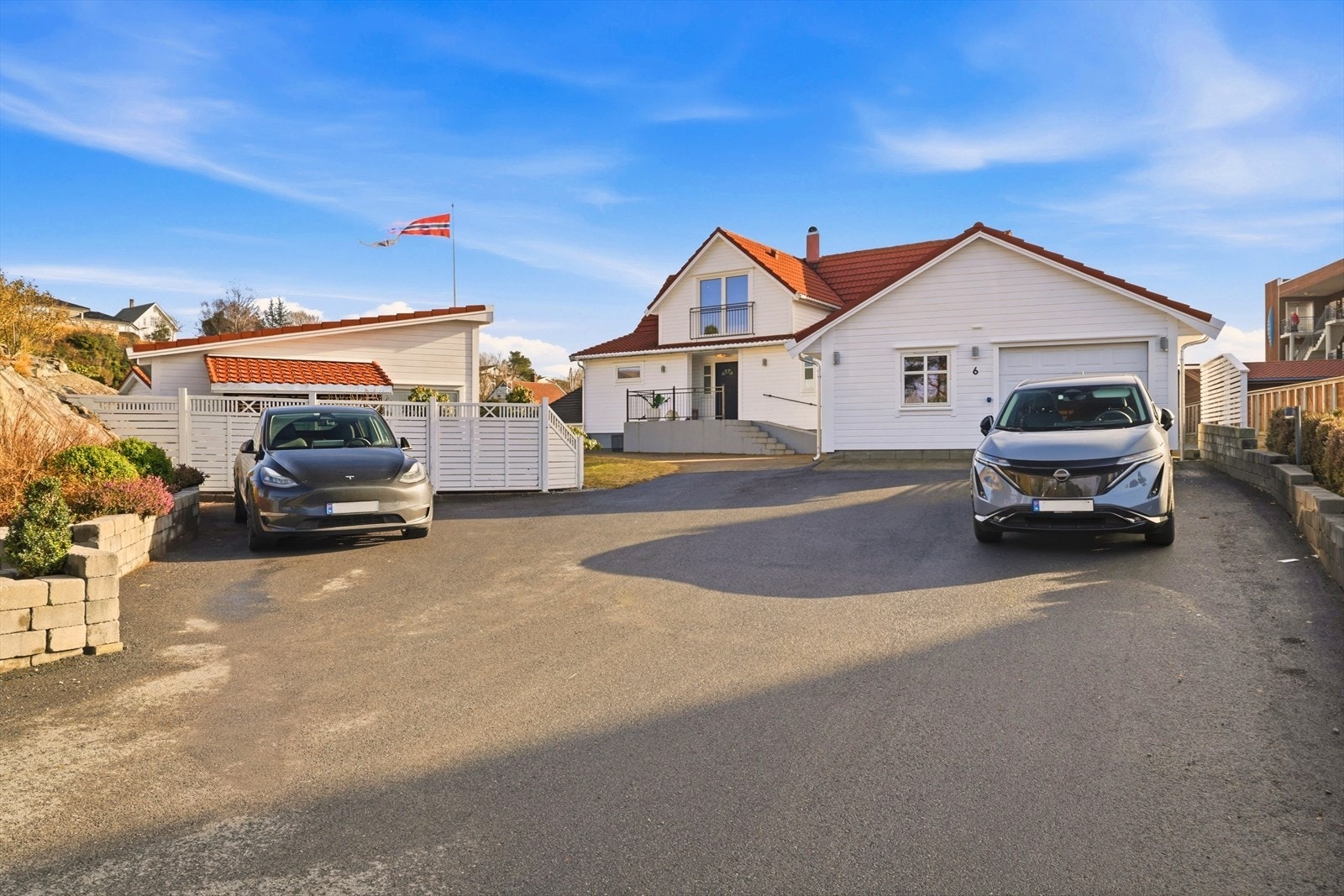 En flott og innholdsrik enebolig med sjeldent attraktiv og sentral beliggenhet midt på Storebø! Galleribilde