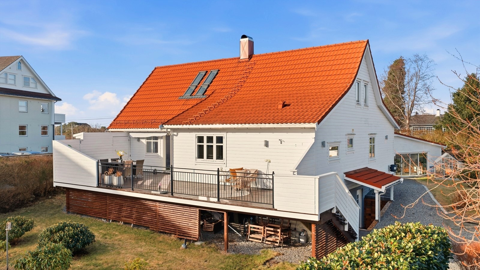 Eiendommen har en sjeldent attraktiv og familievennlig beliggenhet i umiddelbar nærhet til alt man kan trenge i hverdagen! Her har man kort gangavstand til både skoler, barnehager, dagligvarebutikker og mye mer! Galleribilde